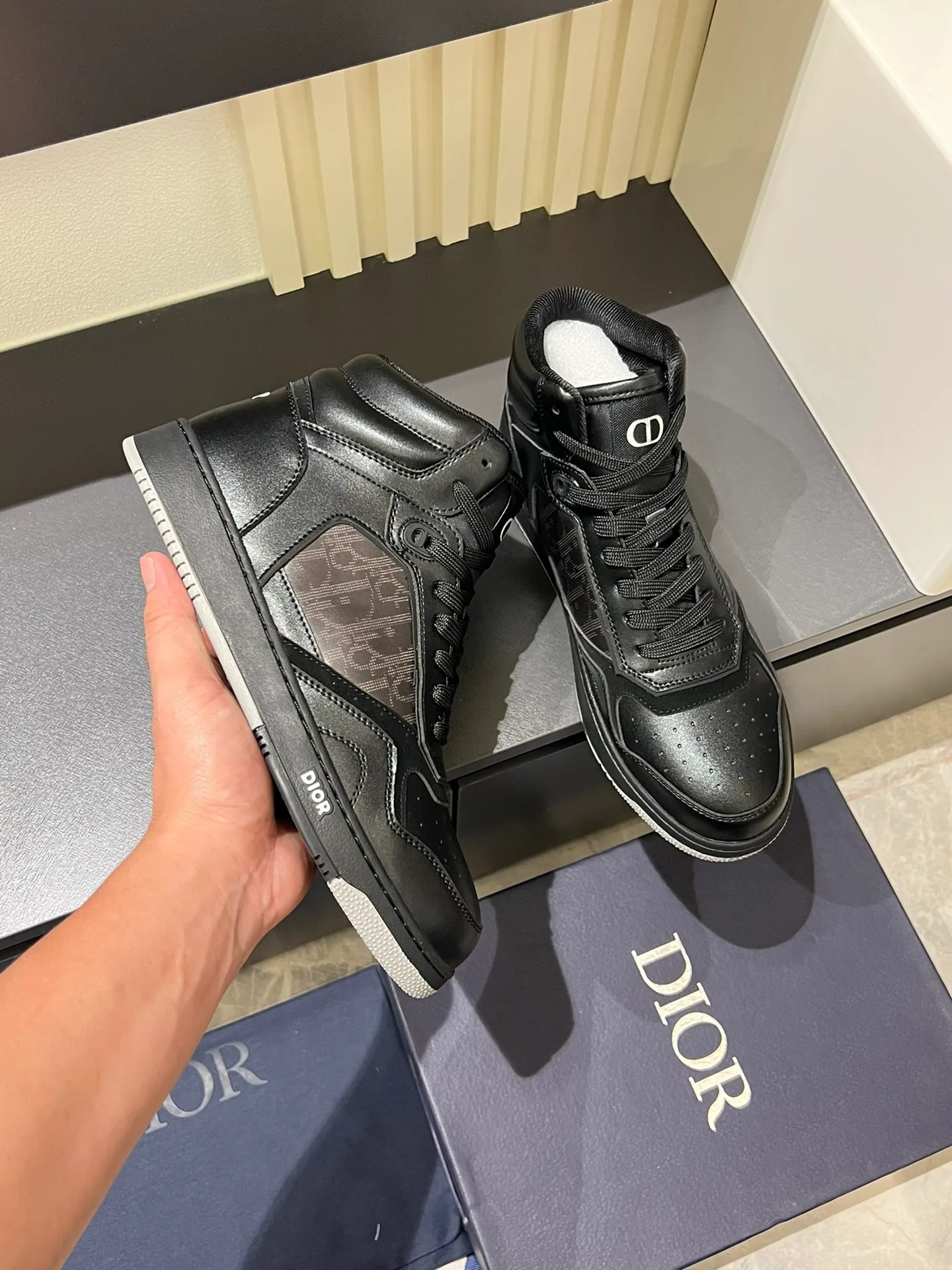Men's shoes 💰p460 "Dio*" mid-top B27 casual sneakers. This B27 high-top sneaker is a new product in the series and continues Di*r's classic style. Crafted from gray and white smooth calf leather with beige and black Oblique print panels on the sides. The "CD Icon" shaped shoelace eyelets are clever and delicate, and the two-color rubber sole, rear collar and heel are all equipped with the brand's iconic details to enhance the style. Oblique printed straps at the ankle allow for an adjustable fit to complement the overall design. Fashionable and versatile, it can complement any look. Create an exquisite design with unique dynamic vitality and modern atmosphere, presented in low-top and high-top styles. This new must-have shoe adds a new dimension to Dior's archive heritage, embodying modern elegance. Purchase the original version and make it 1:1. If you need top quality, please come to me! Male 38-44!